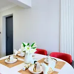 2Br Stylish Lavington Escape