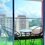 2Br Stylish Lavington Escape