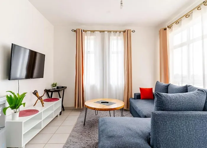The Ultimate Escape With Pool, Gym , Fast Wifi And Netflix