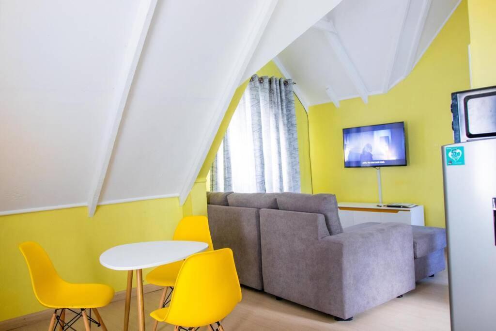 Kent's Penthouse In Karen Apartment *