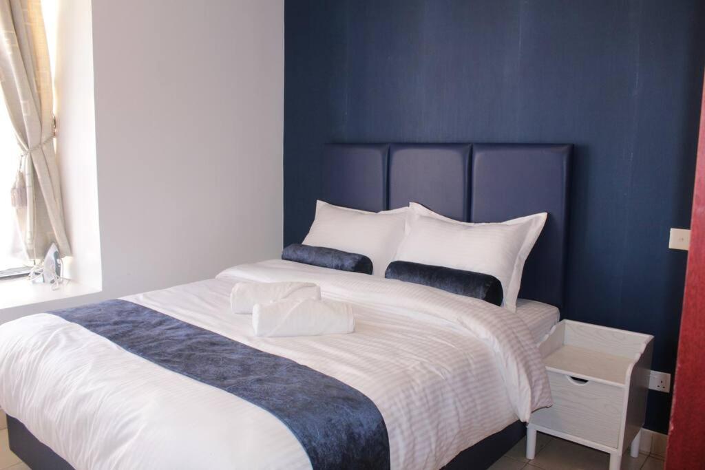 Royal Blue 3 Bedroom *