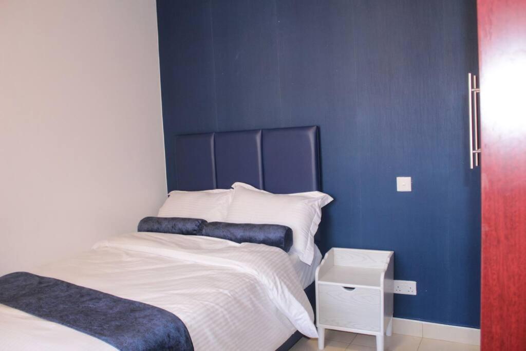 Royal Blue 3 Bedroom Apartment *