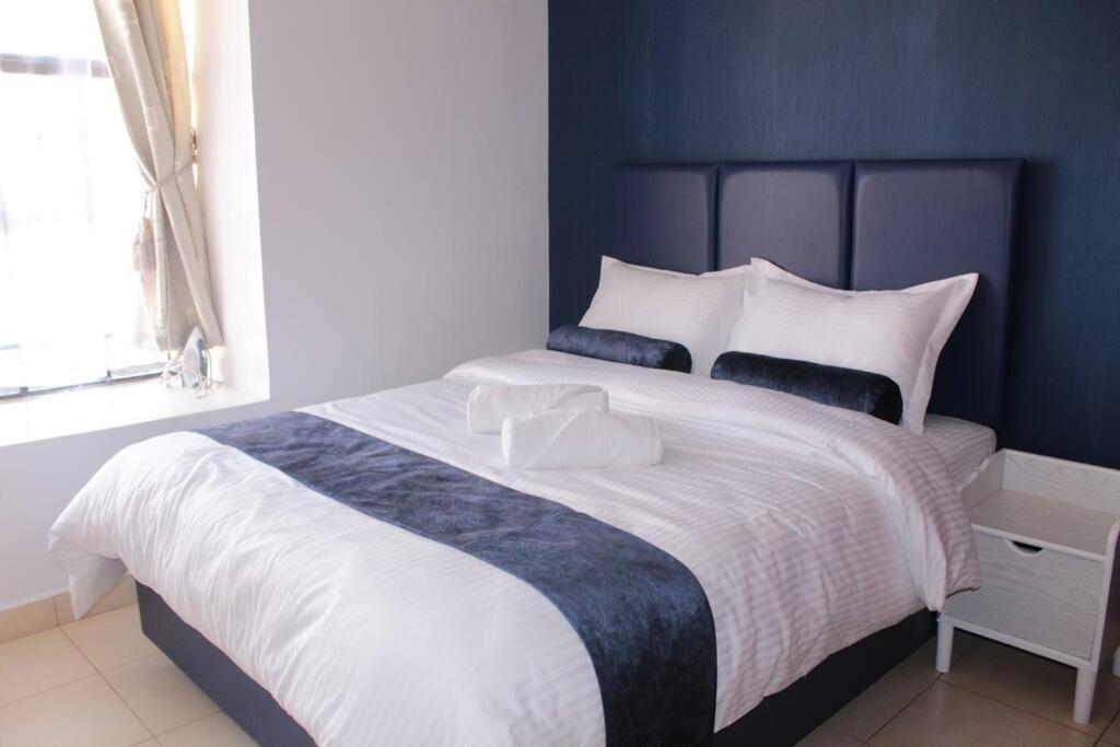 Royal Blue 3 Bedroom Apartment *