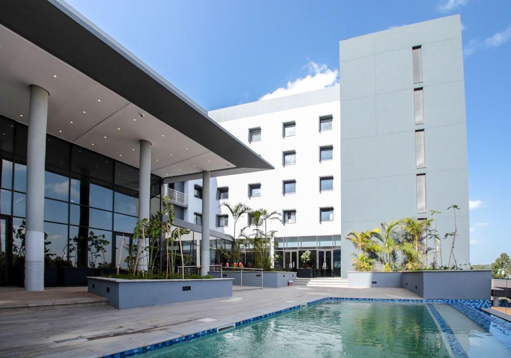 Two Rivers Mall, An Ihg 4*