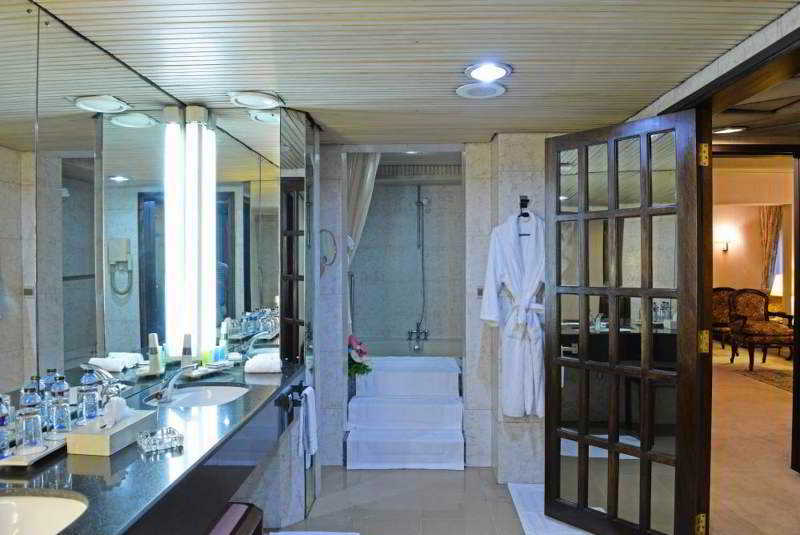 Ledger Plaza Hotel