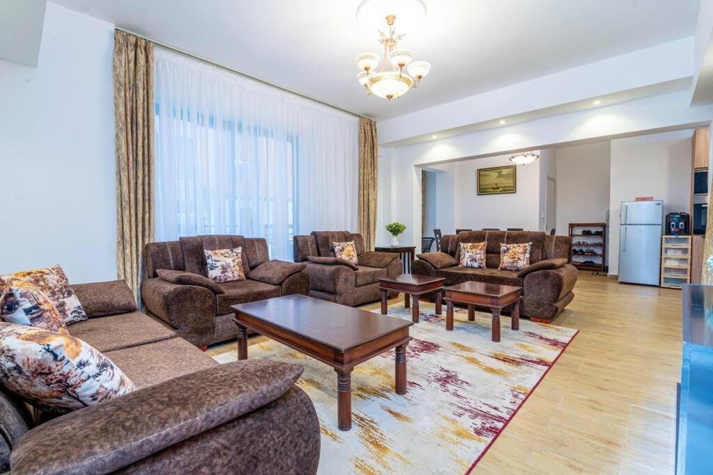 Apartment Luxury Oasis: 2 Bedroom Haven In Prime Suburb *