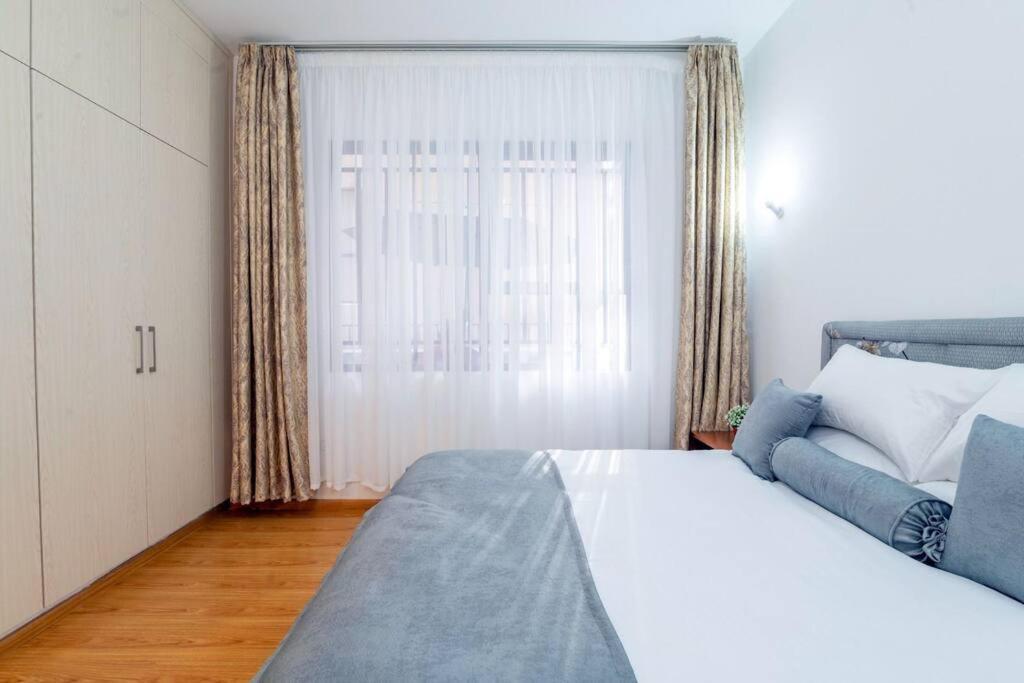 Luxury Oasis: 2 Bedroom Haven In Prime Suburb Apartment