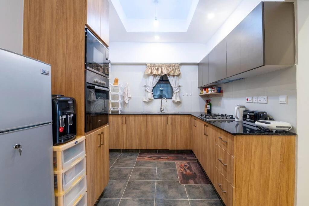 Luxury Oasis: 2 Bedroom Haven In Prime Suburb Apartment *