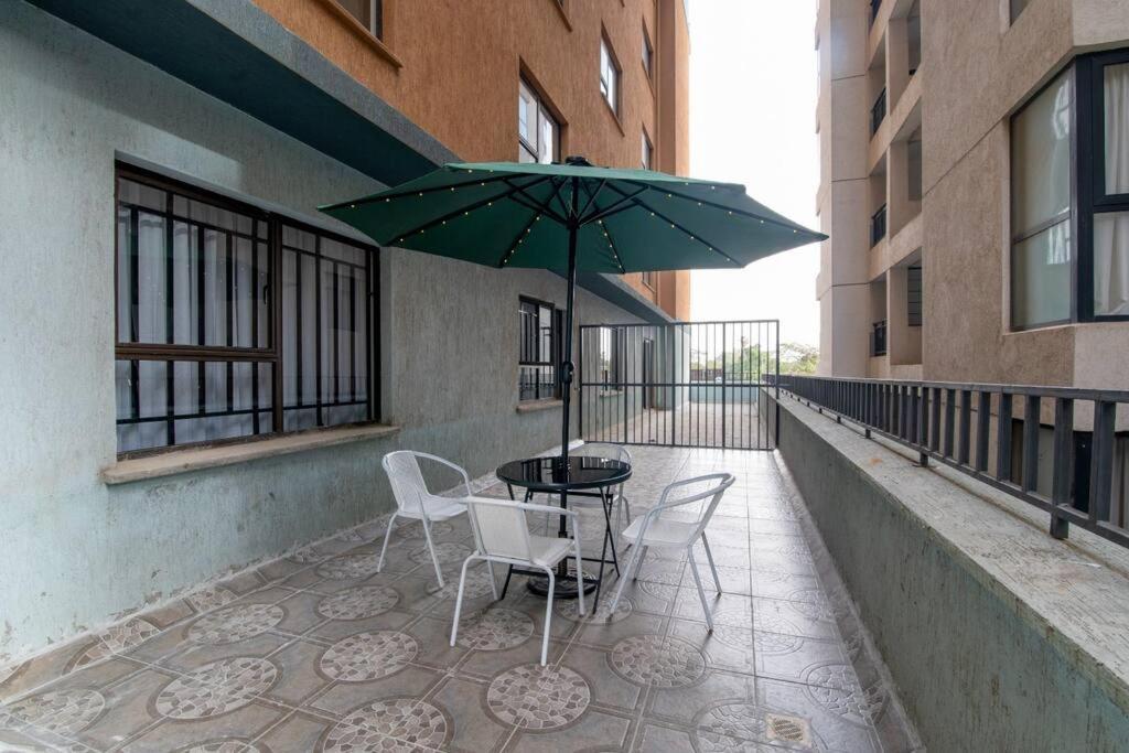 Luxury Oasis: 2 Bedroom Haven In Prime Suburb Apartment