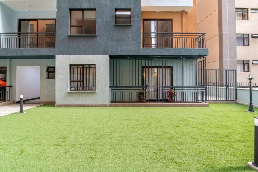 Apartment Luxury Oasis: 2 Bedroom Haven In Prime Suburb Nairobi