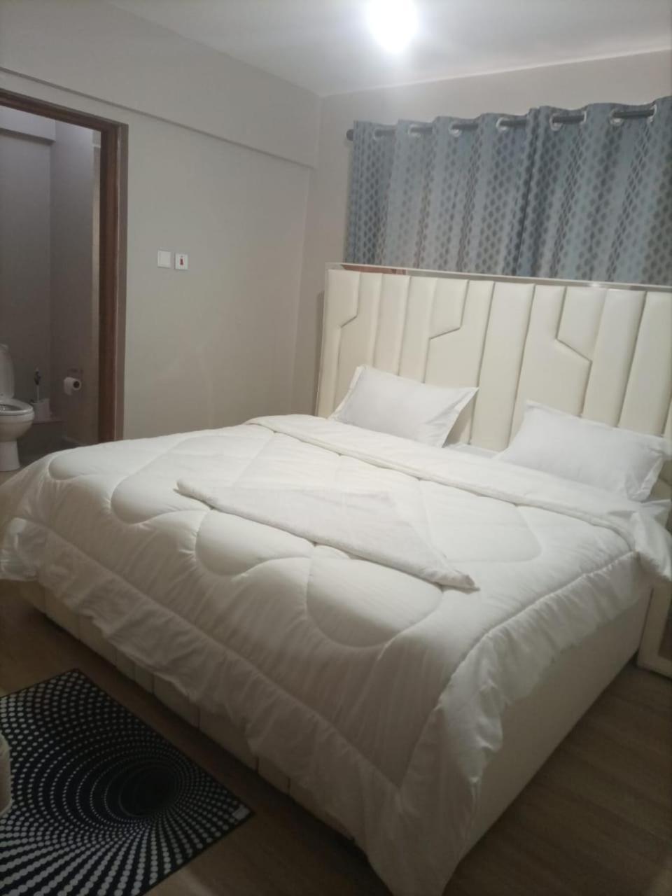Pinnacle Apartment *