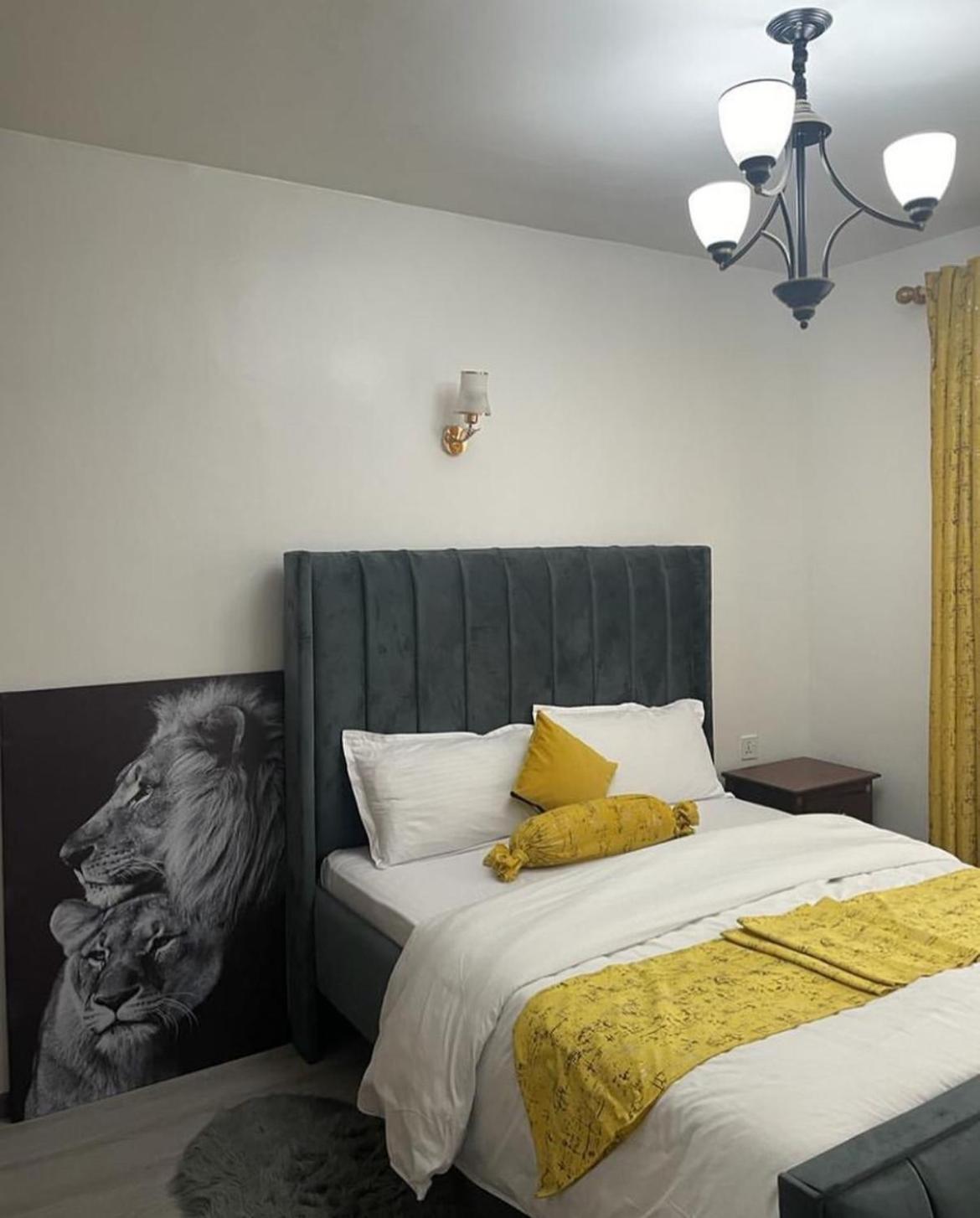 Modern Amenitiesurban Location Sophisticated Style Apartment *