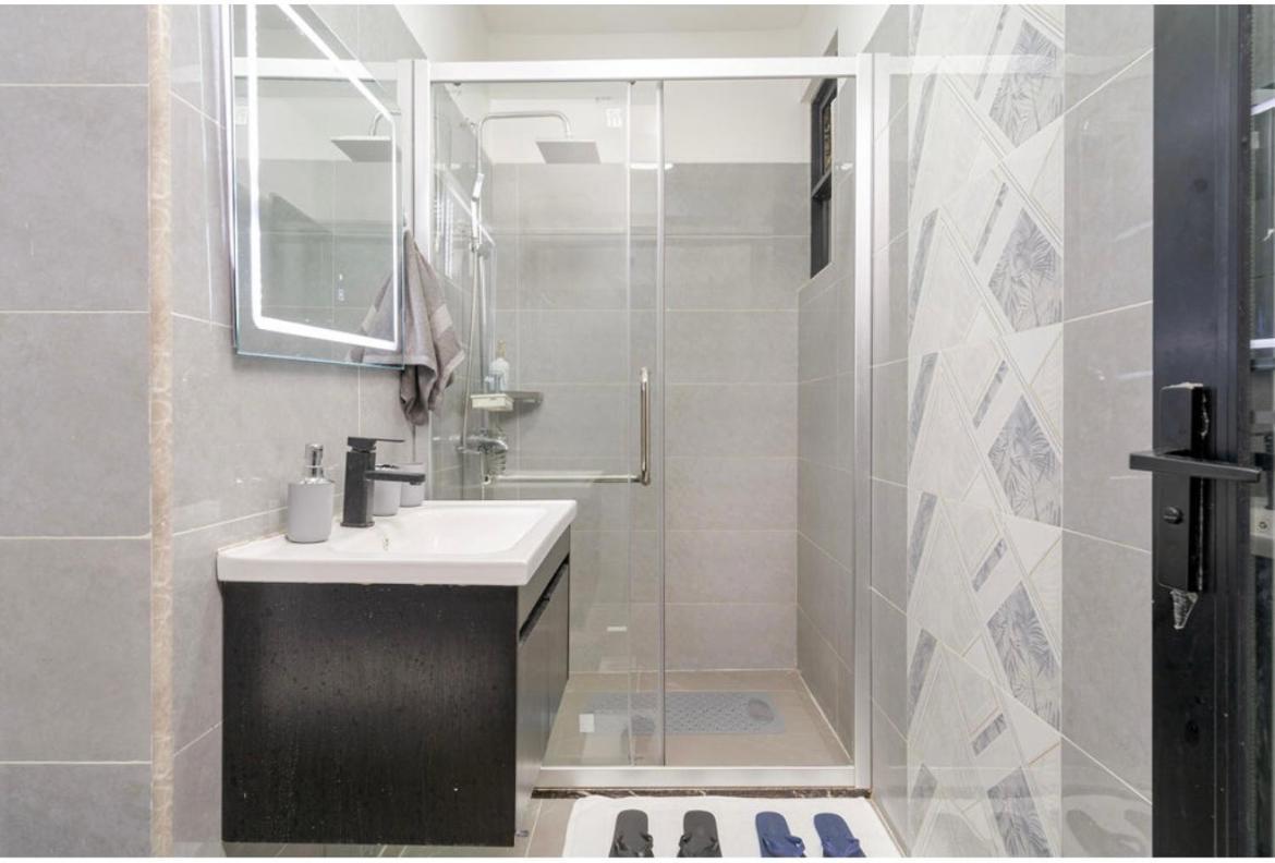 The Luxe Lavington Apartment *
