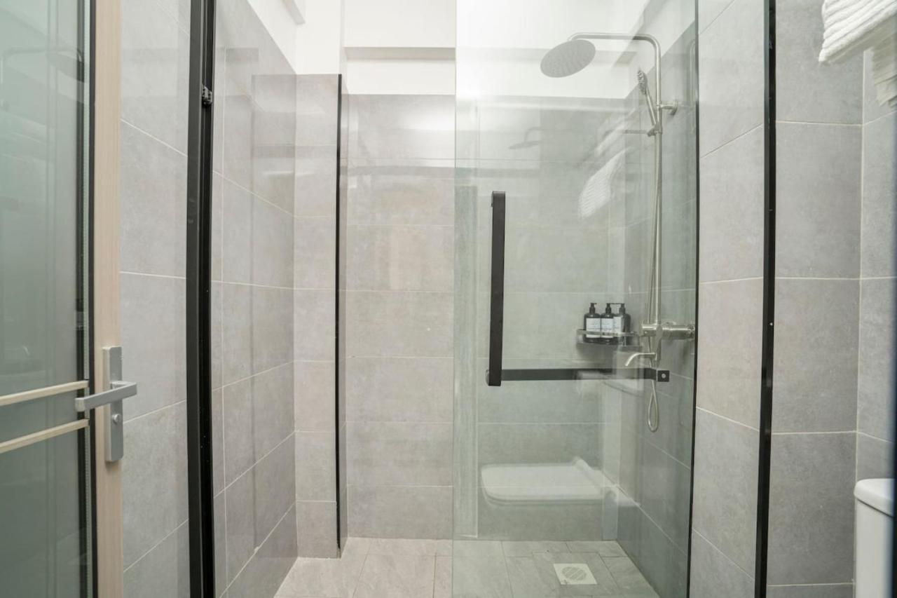 1br With Gym, King Bed ,city Views And Prime Location Apartment *