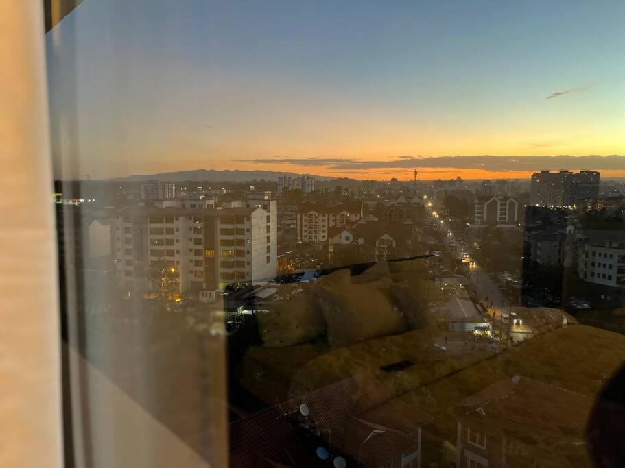 Sunset Views, Pool, Gym And Work Desk