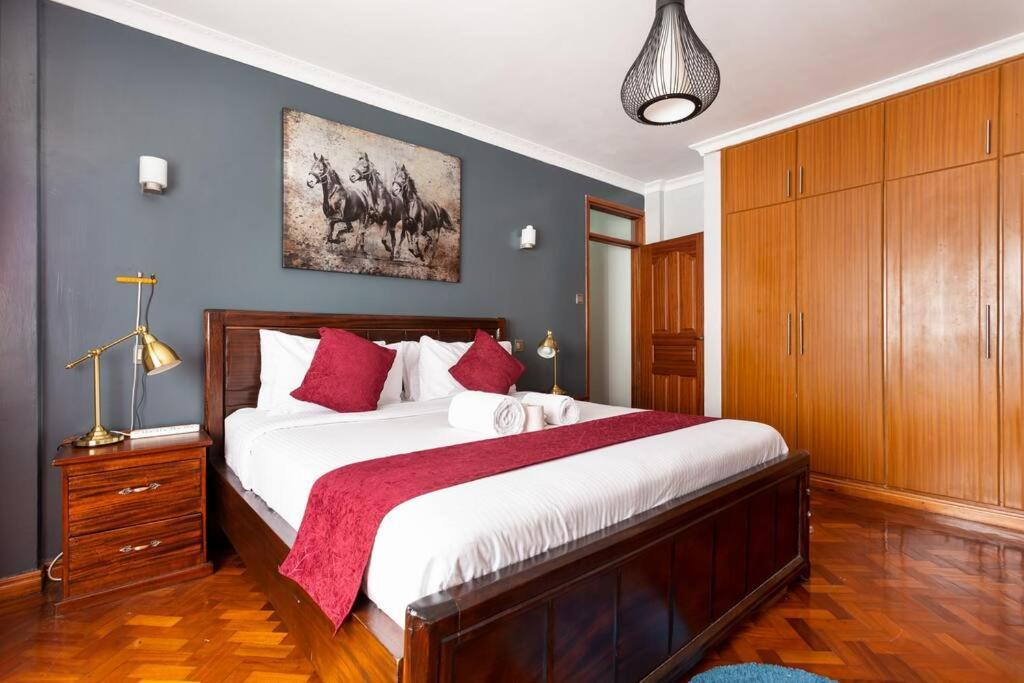 Apartment Upscale King Size Bed In The Heart Of