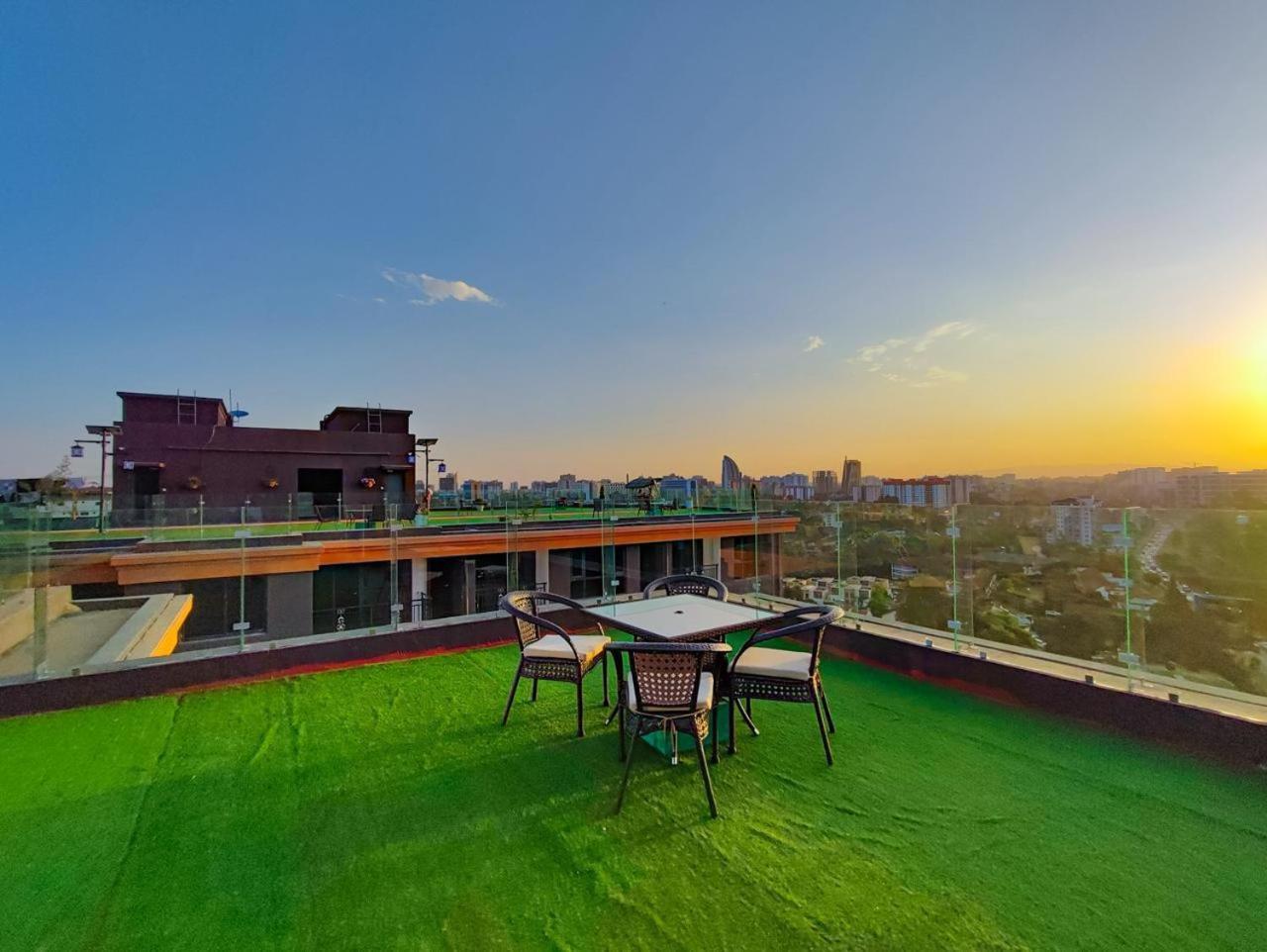 Garden View Haven Executive With Amazing Views ,gym ,ample Parking Space, Heated Swimming Pool And Proximity To Major Shopping Malls *