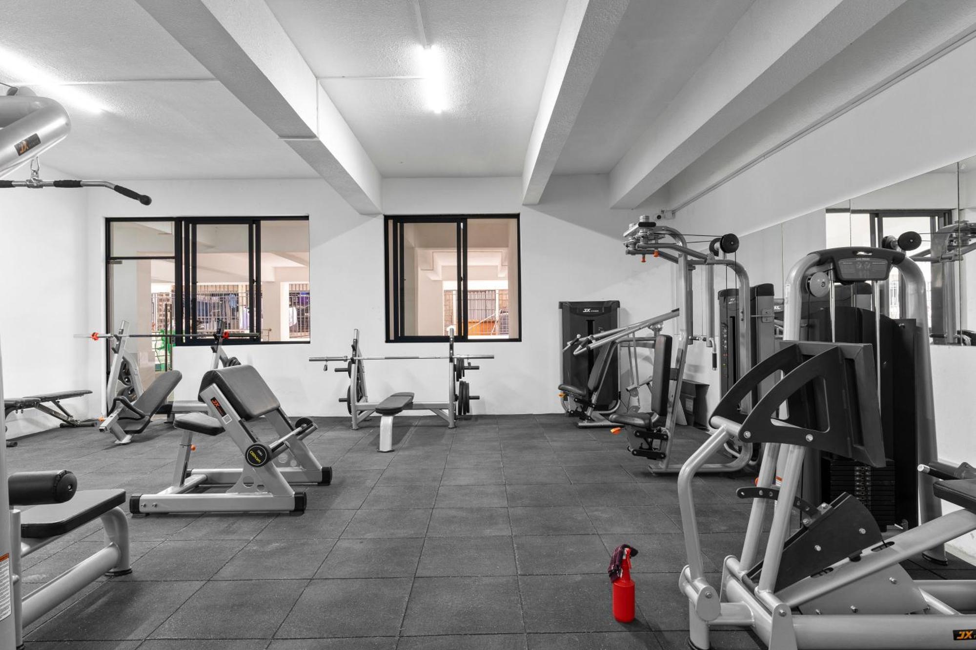 Apartamento Safari Escape Near Junction Mall *