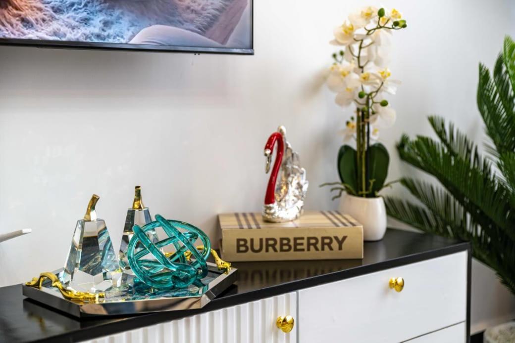 The Comfort Executive Loft Three Bedroom With Amazing Breathtaking Views ,heated Swimming Pool,gym And Rooftop Chilly Spot With Offers Breathtaking Views ,private Ample Parking Space With Designated Child Playground Area Apartment *