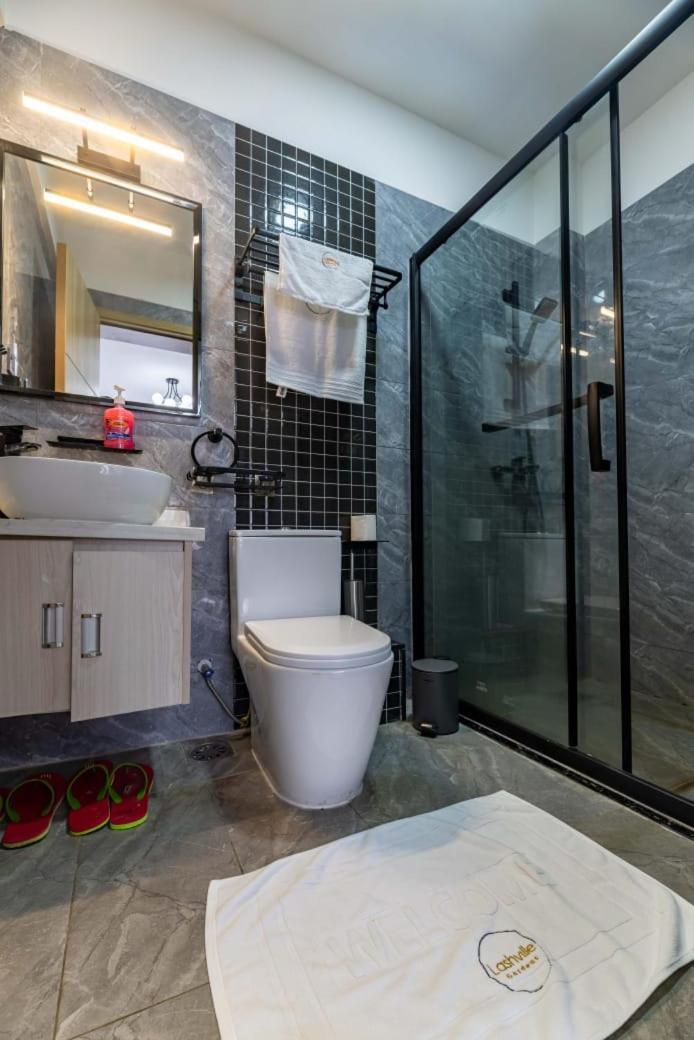 The Comfort Executive Loft Three Bedroom With Amazing Breathtaking Views ,heated Swimming Pool,gym And Rooftop Chilly Spot With Offers Breathtaking Views ,private Ample Parking Space With Designated Child Playground Area Apartment *