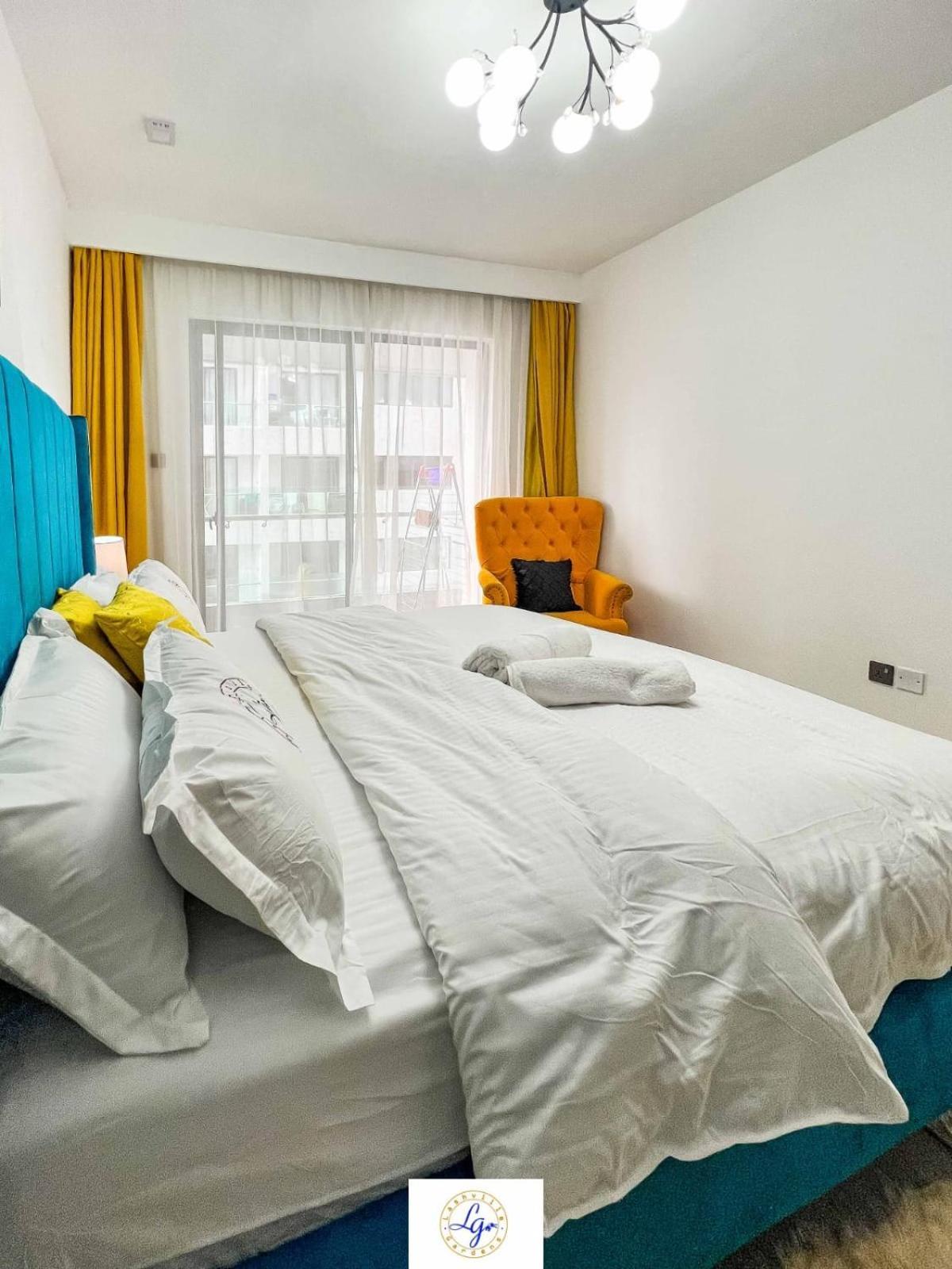 Executive Fully Furnished With Luxurious Facilities Which Features A Breathtaking Views And Close Proximity To Major Shopping Malls Thus Offering A High End Lifestyle Apartment *