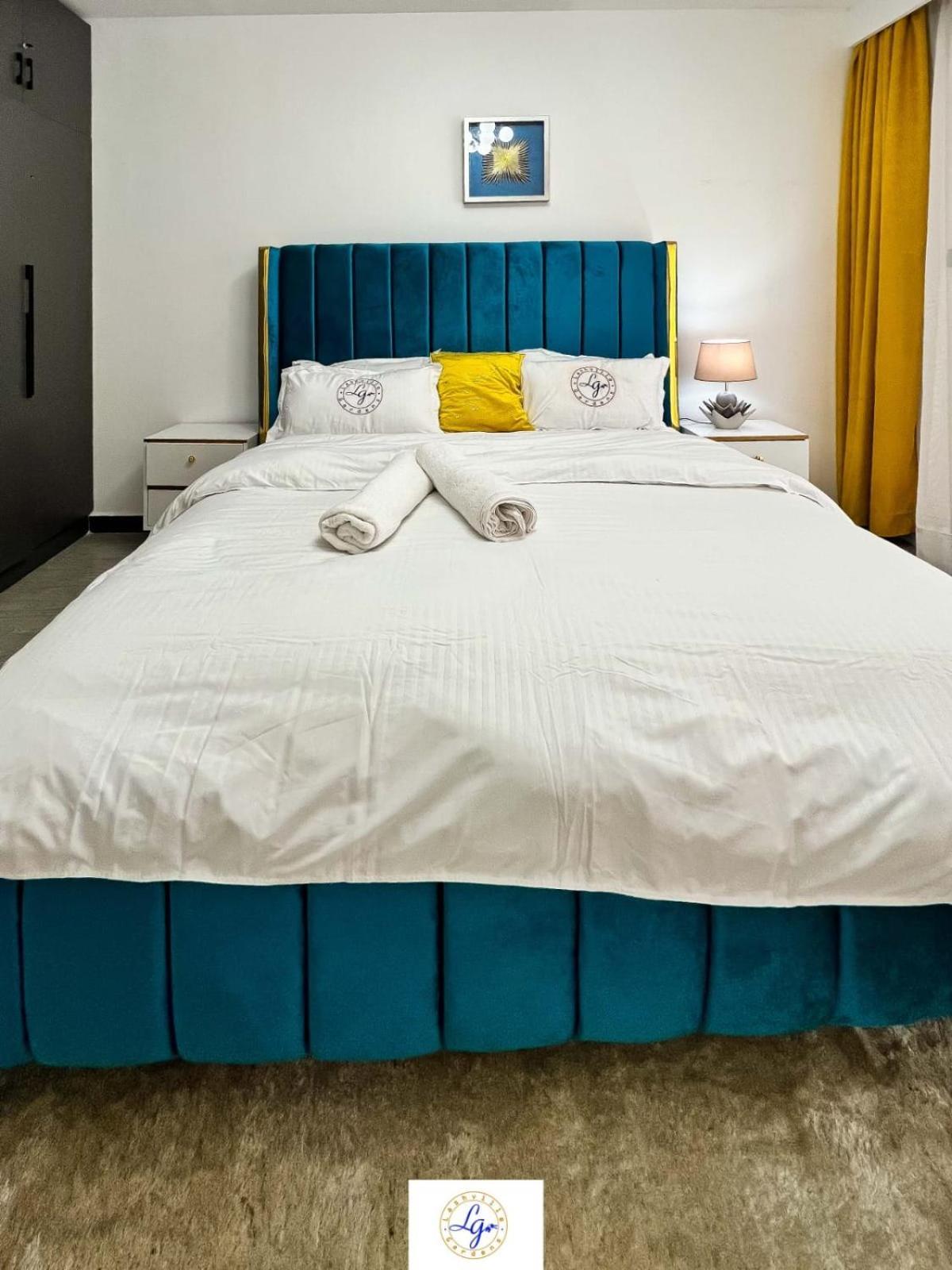 Apartment Executive Fully Furnished With Luxurious Facilities Which Features A Breathtaking Views And Close Proximity To Major Shopping Malls Thus Offering A High End Lifestyle