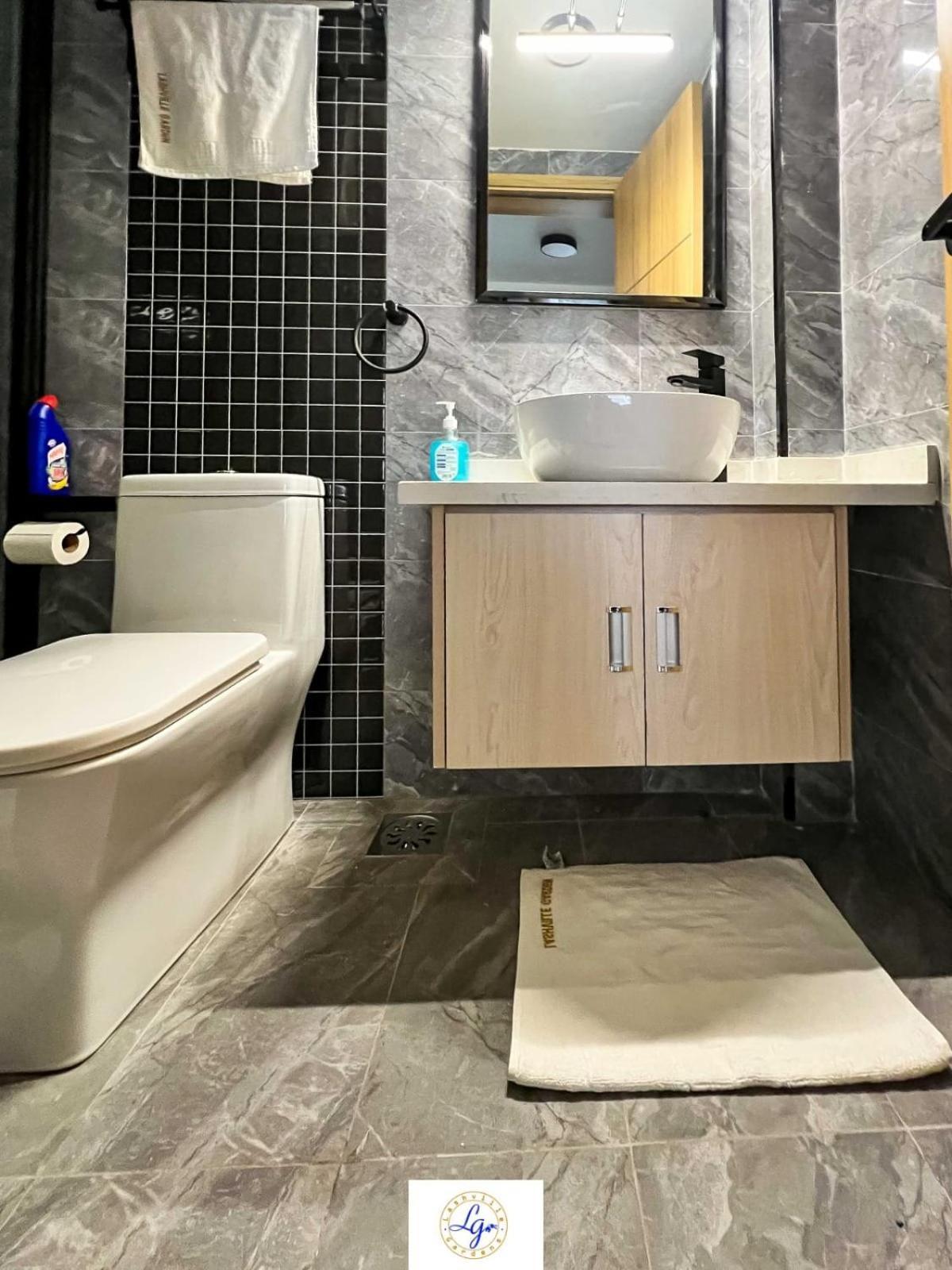 Executive Fully Furnished With Luxurious Facilities Which Features A Breathtaking Views And Close Proximity To Major Shopping Malls Thus Offering A High End Lifestyle Apartment