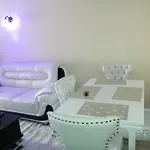 Stay.Plus Hurlingham Business Apartment
