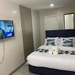 Cosy & Stylish Studio Apartment Near Jkia, Sgr With High Speed Wifi, Netflix, Free Parking And Secure.