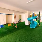 K\'S Place - Elegant 2 Bedroom Apartment With A Pool & Gym