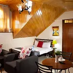 Acacia Apartment - Studio Heri Sherry Homes