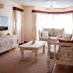 Warm & Cozy 2-Br Apartment. 10 Mins From City Centre