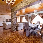 Royal Castle 3 Bedroom En-Suite Cozy Apartment