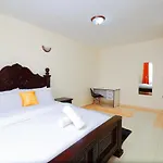 Meg\'S Serenity Suites