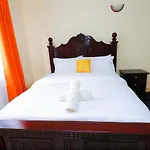 Meg\'S Serenity Suites