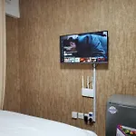 Lovely & Cozy Compact Studio Near Airport With Rooftop View