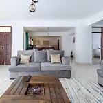 Lux Suites Demeure Cloud Nine Apartments