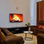 Rossyln Home Close To Un, Village Market And Two Rivers Mall