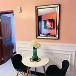 Cozy Home Near Wilson Airport & Giraffe Center