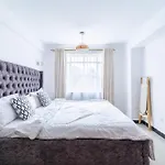 Lovely One Bedroom Apartment,Swimming Pool, Gym, Workspace