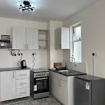 1Br Minimalist Apt At Racecourse