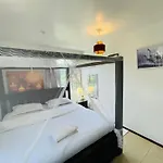 Modern Luxe Apartment With King Bed In Karen