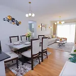 Mo\'S Place