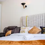 Studio Apartment Near Airport Train Station