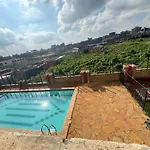 The Glen Apache With A Pool