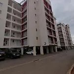 Classy Studio Apartment Racecourse Gardens