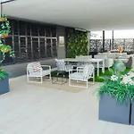 Stunning Residential Suite In Riverside Drive