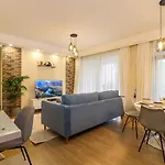 Golden Horizon Two Bedroom Apartment With Heated Pool And Amazing City Views And Well Equipped Gym