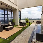 65-Inch Tv, Westlands Apt, Rooftop Pool, Gym, Bbq