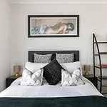 Deluxe 1Br Apartment